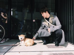 動物と一緒　印象が良い写真　男性